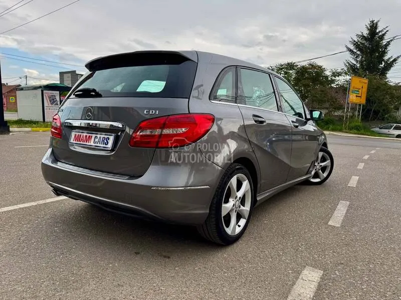 Mercedes-Benz B180 2012 photo 4