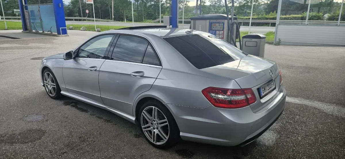 Mercedes-Benz E-Class 2012 photo 2