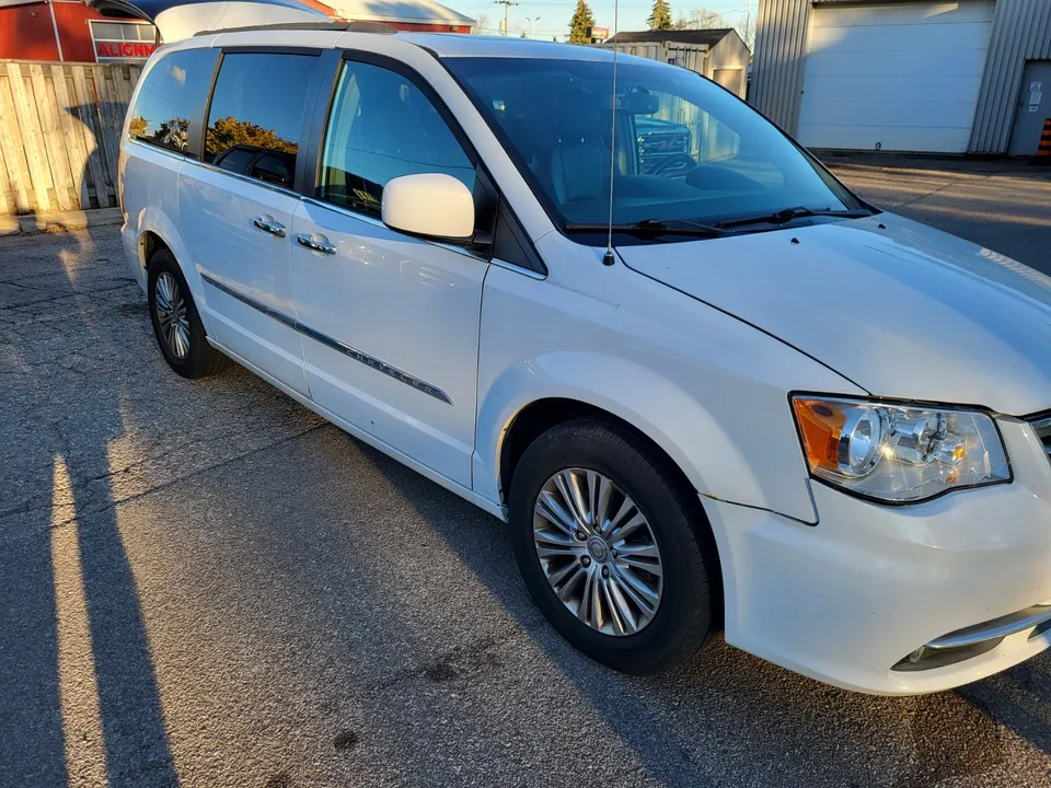 Chrysler Town & Country 2016 photo 4