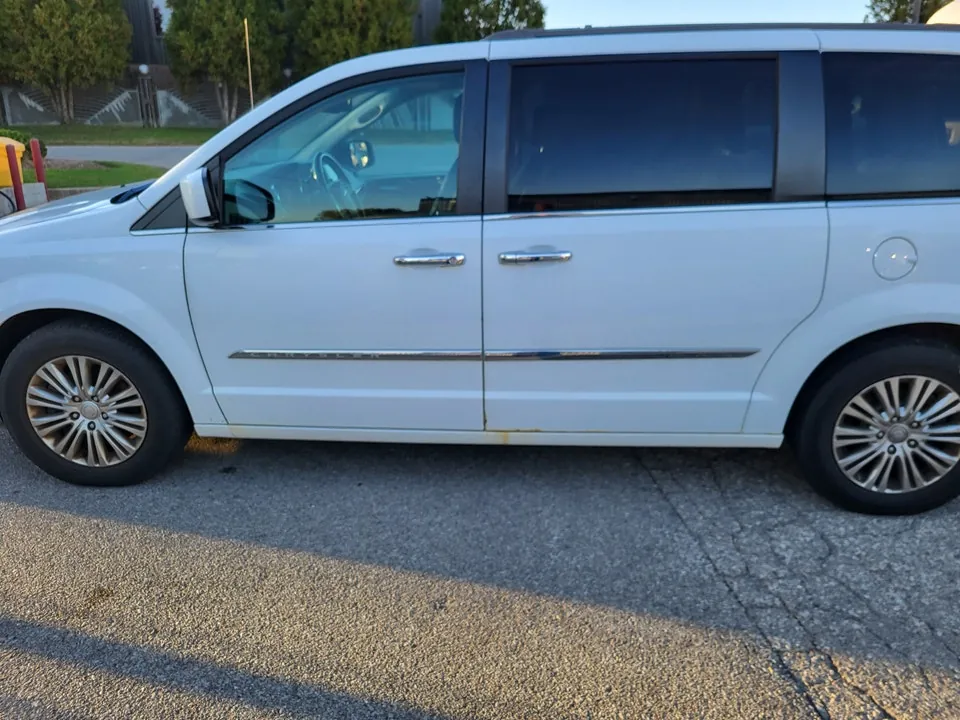 Chrysler Town & Country 2016 photo 3