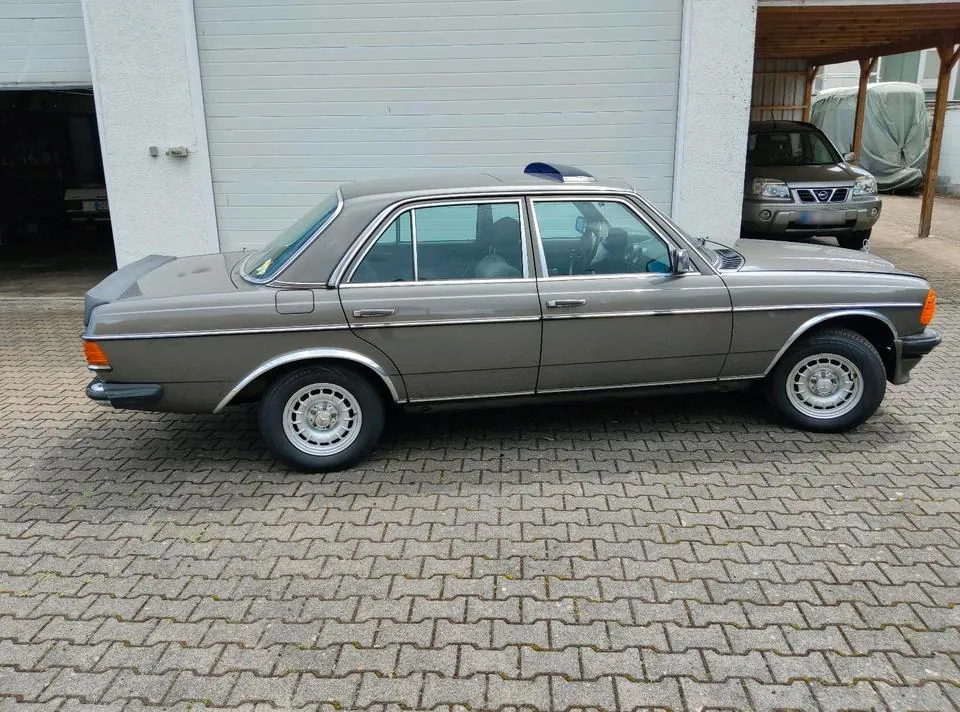 Mercedes-Benz 230E