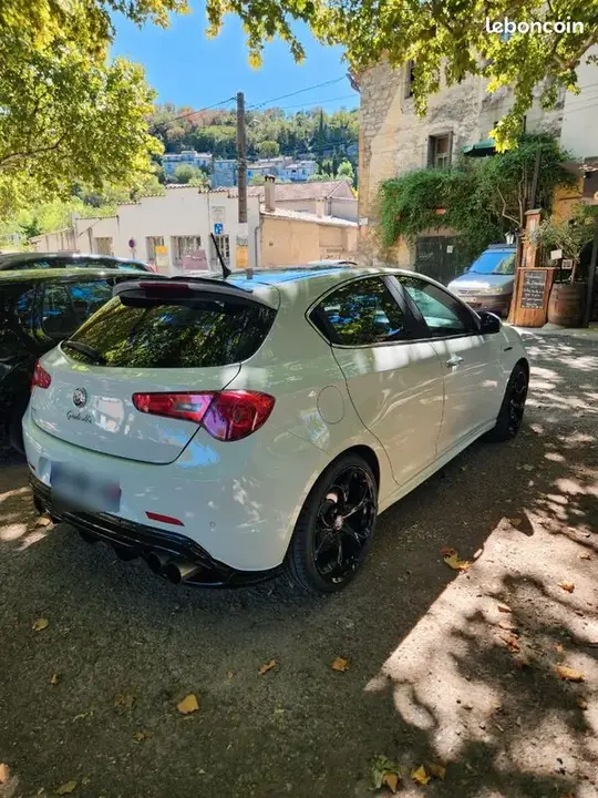 Alfa Romeo Giulietta 2010 photo 2