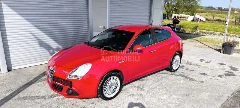 Alfa Romeo Giulietta 2013 photo 2