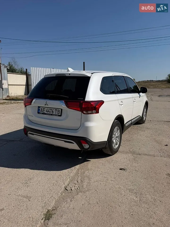 Mitsubishi Outlander 2021 photo 2