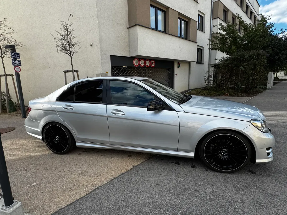 Mercedes-Benz C-Class 2012 photo 2