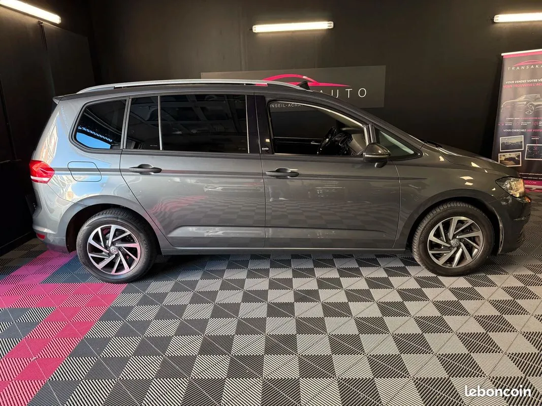 Volkswagen Touran 2017 photo 2