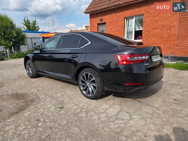 Skoda Superb 2018 photo 2