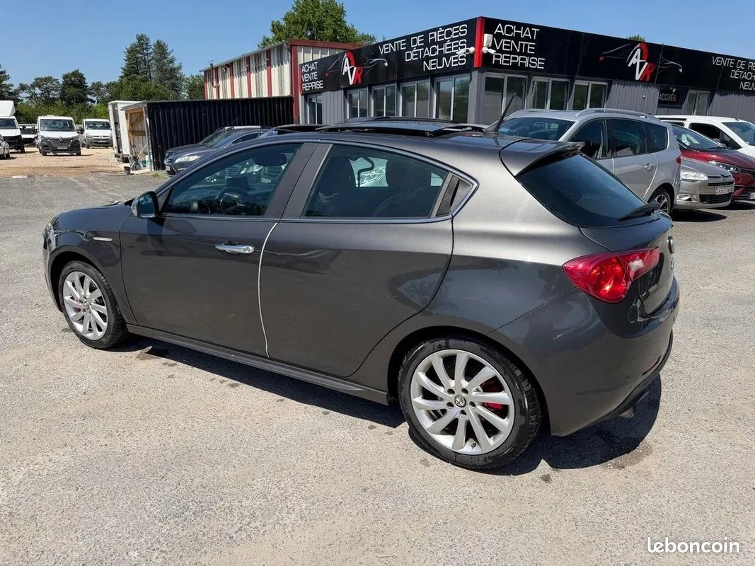 Alfa Romeo Giulietta 2011 photo 2