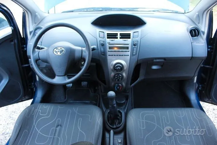 Toyota Yaris 2010 photo 2