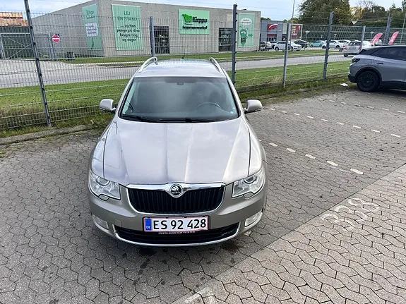 Skoda Superb 2010 photo 2