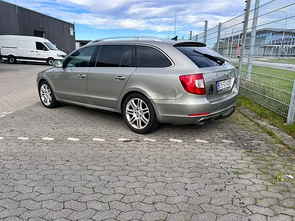 Skoda Superb 2010 photo 4