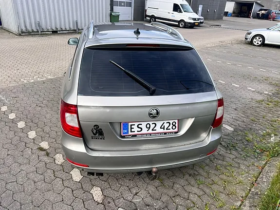 Skoda Superb 2010 photo 5
