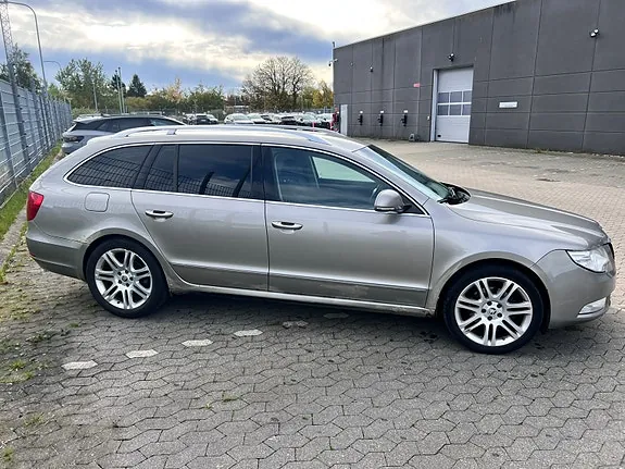 Skoda Superb 2010 photo 3
