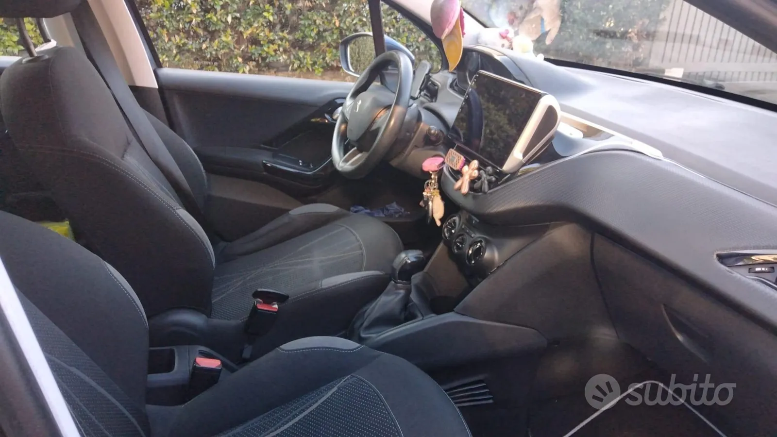 Peugeot 208 2012 photo 3