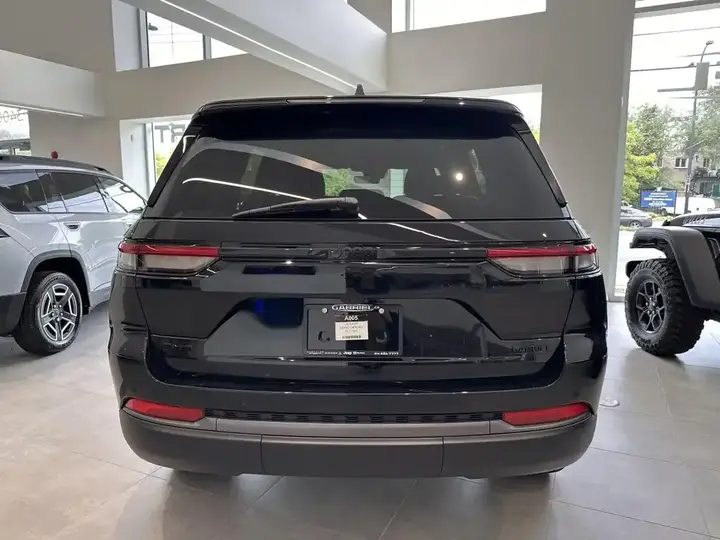 Jeep Grand Cherokee 2026 photo 3