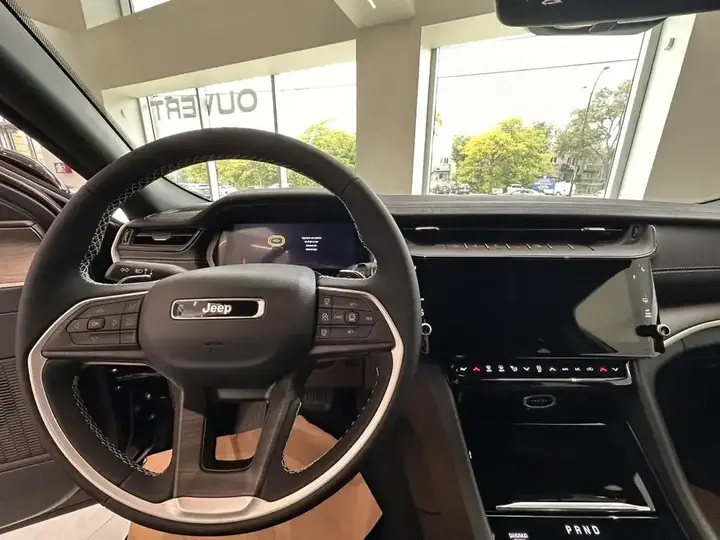 Jeep Grand Cherokee 2026 photo 4