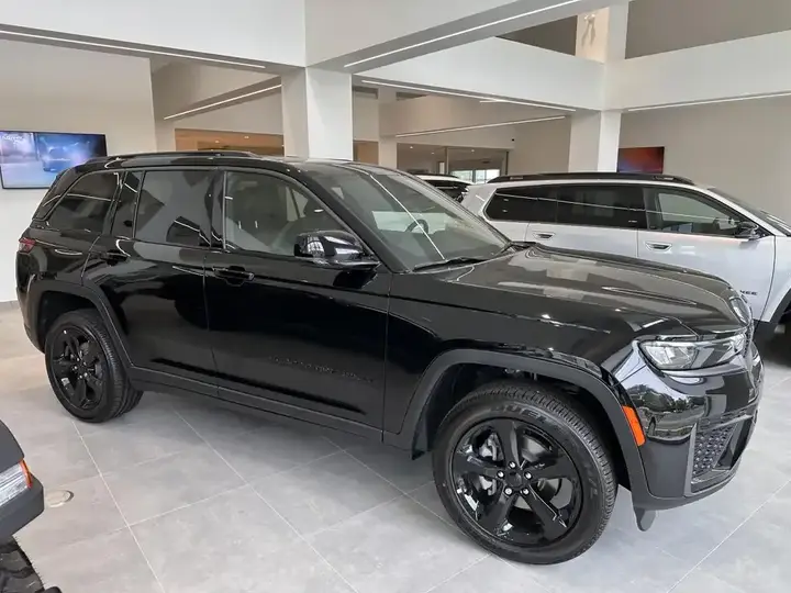 Jeep Grand Cherokee 2026 photo 2