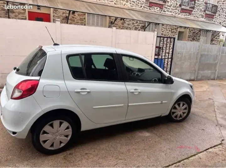 Renault Clio 2010 photo 2
