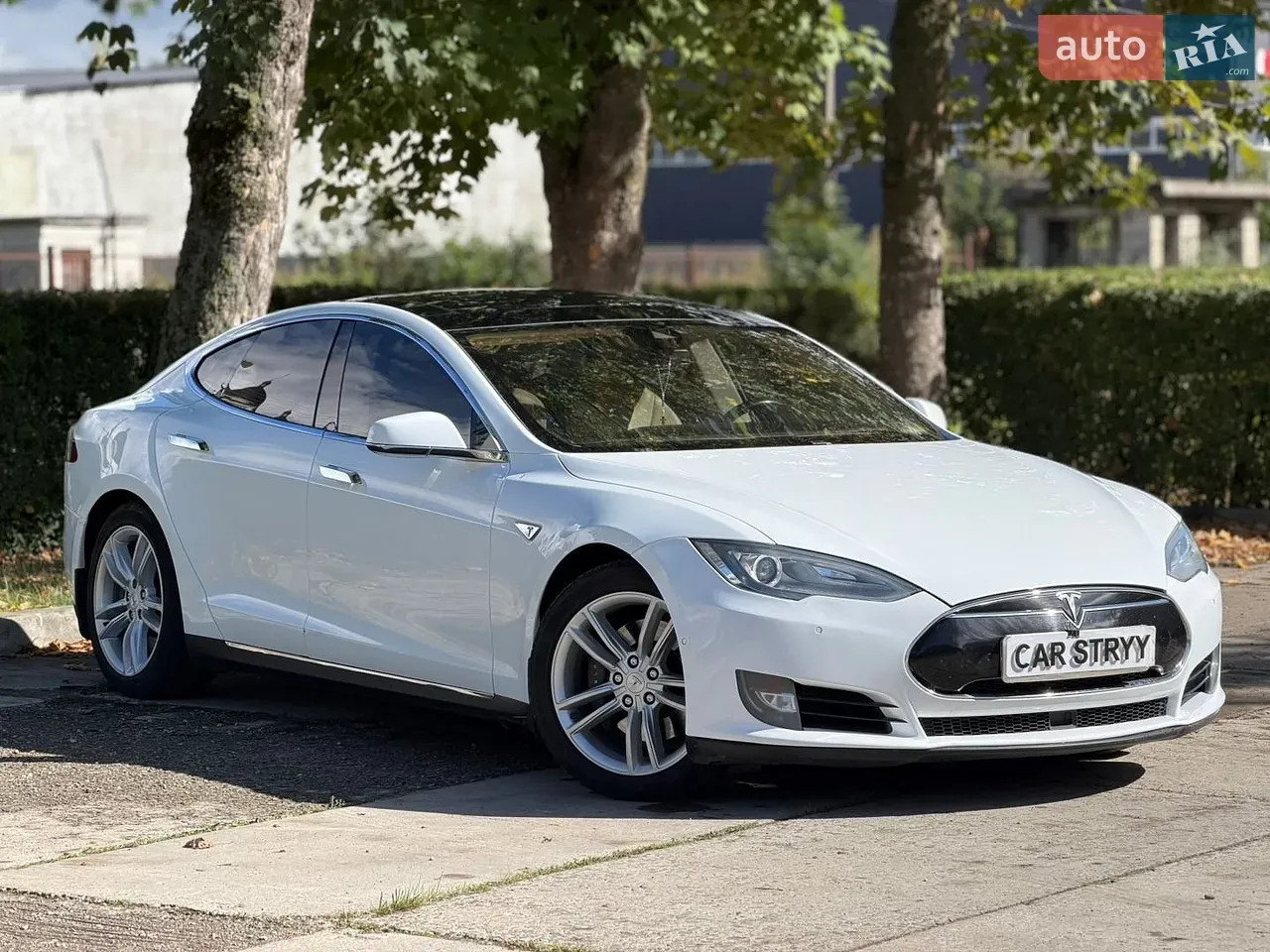 Tesla Model S 2015 photo 2