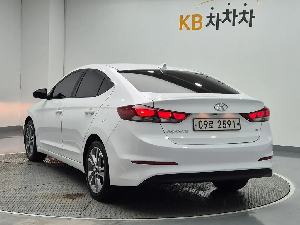 Hyundai Avante 2018 photo 2