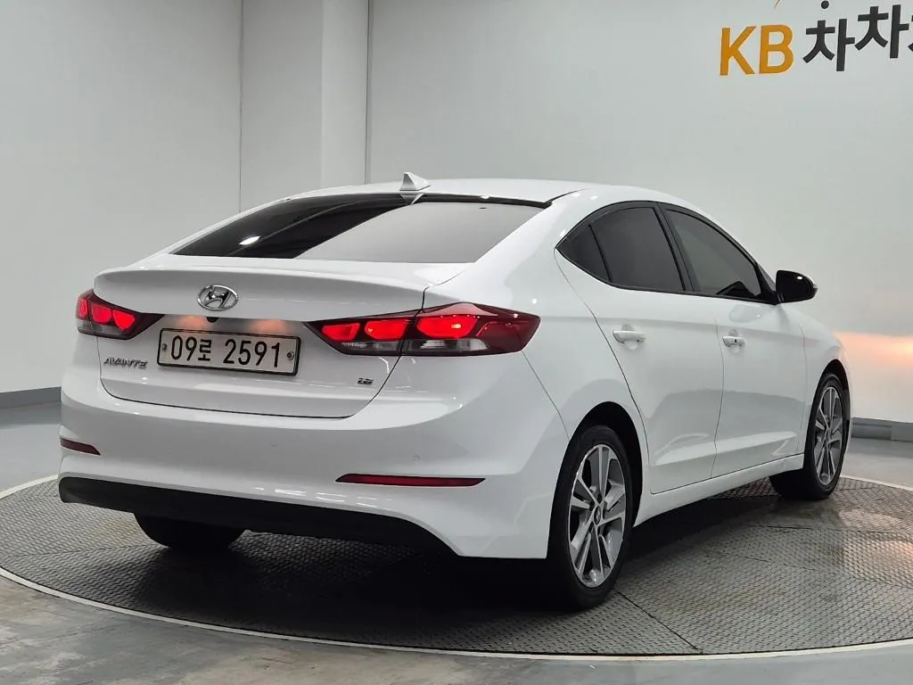 Hyundai Avante 2018 photo 3