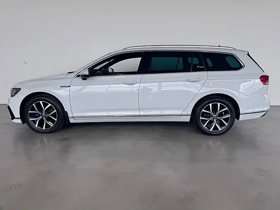 Volkswagen Passat 2023 photo 2