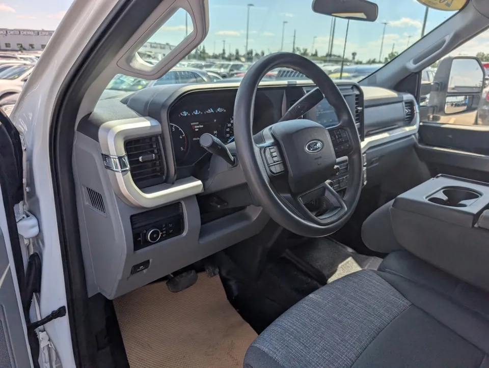 Ford Super Duty F-350 2025 photo 2