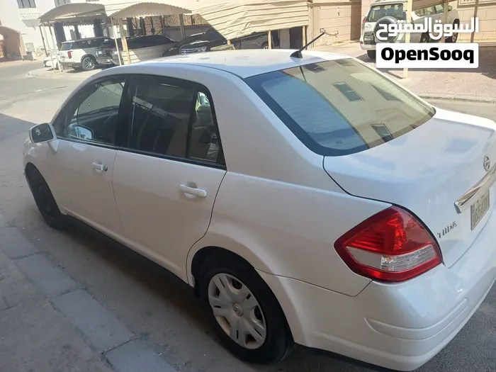 Nissan Tiida 2011 photo 2