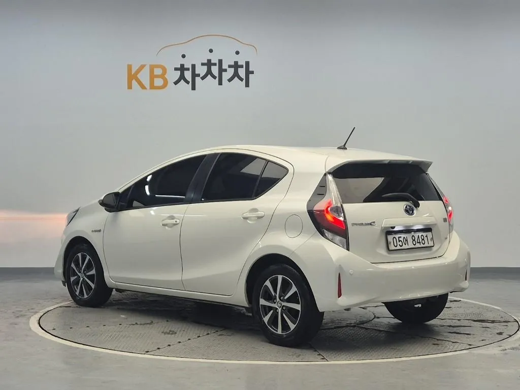 Toyota Prius 2019 photo 2