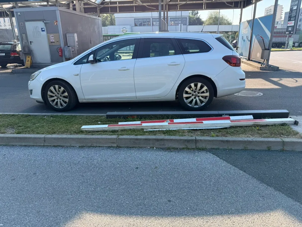 Opel Astra 2011 photo 3