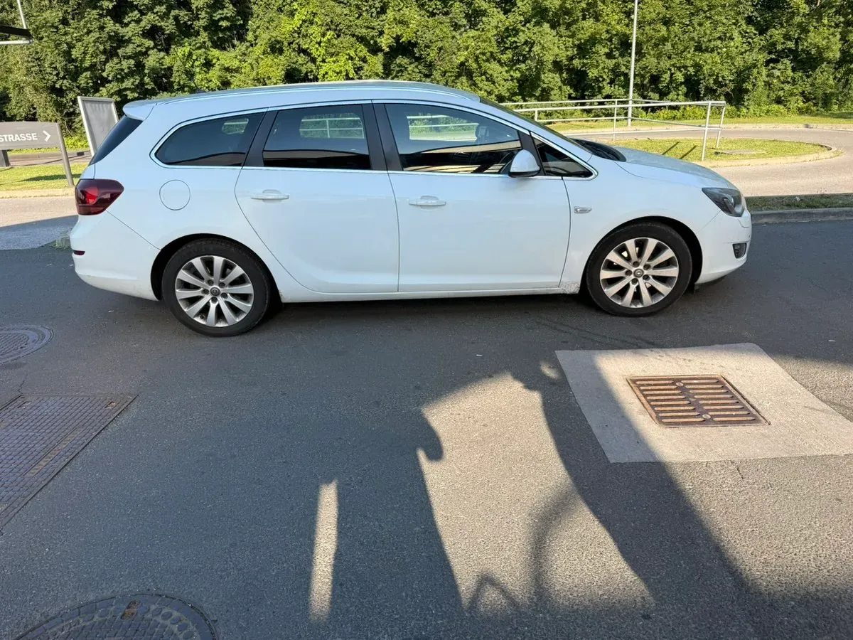 Opel Astra 2011 photo 2