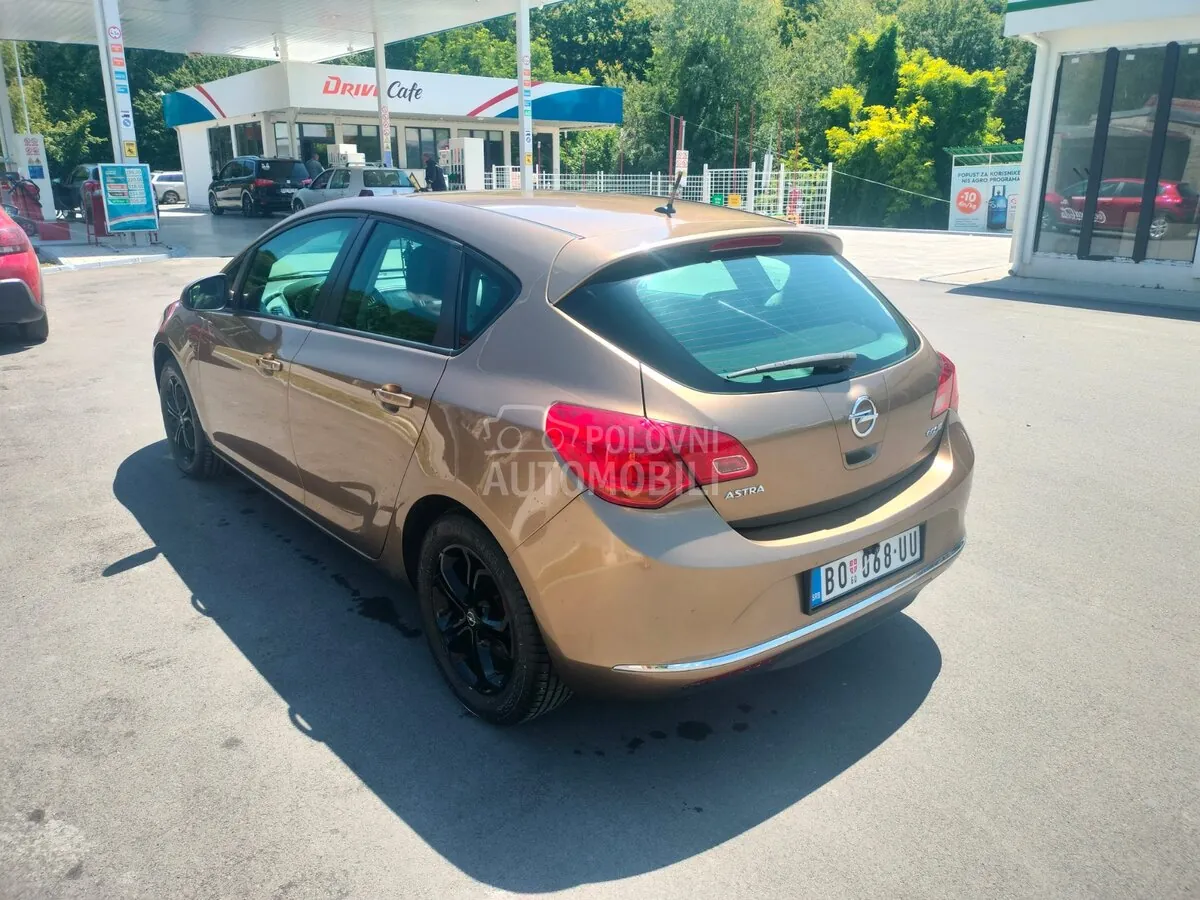 Opel Astra 2014 photo 2