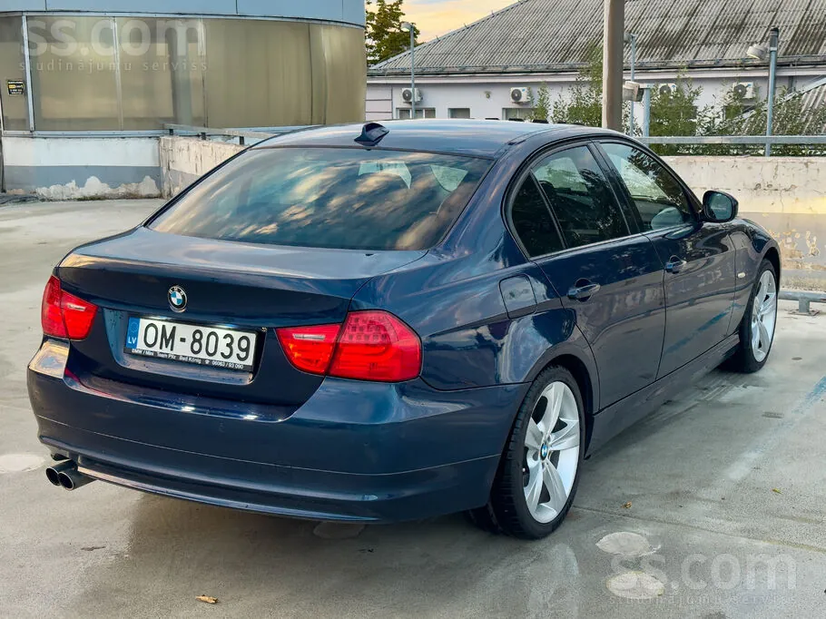 BMW 330 2010 photo 4