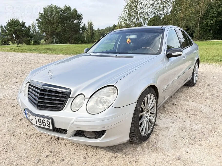 Mercedes-Benz E320 2003 photo 2