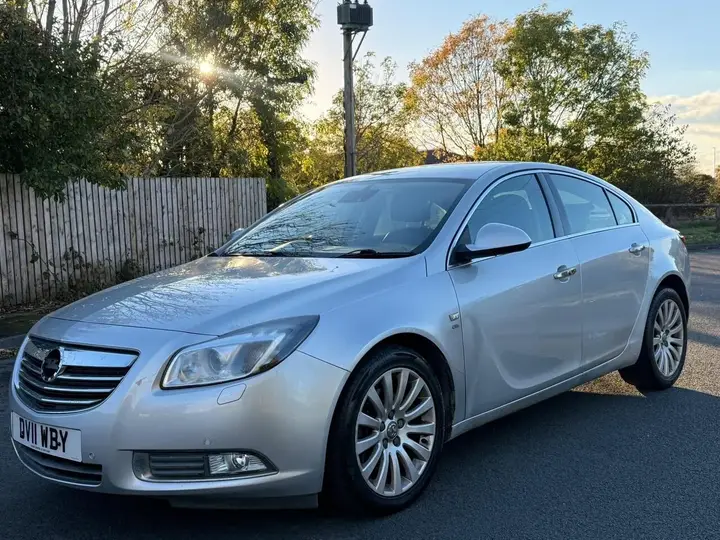 Vauxhall Insignia 2011 photo 2