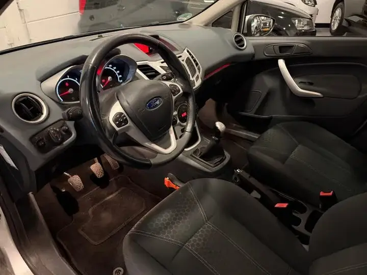 Ford Fiesta 2011 photo 3