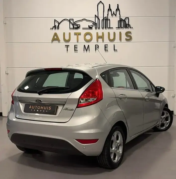 Ford Fiesta 2011 photo 2