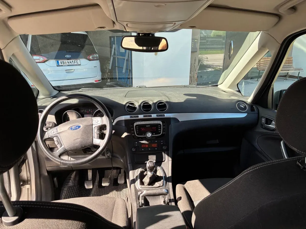 Ford Galaxy 2011 photo 3
