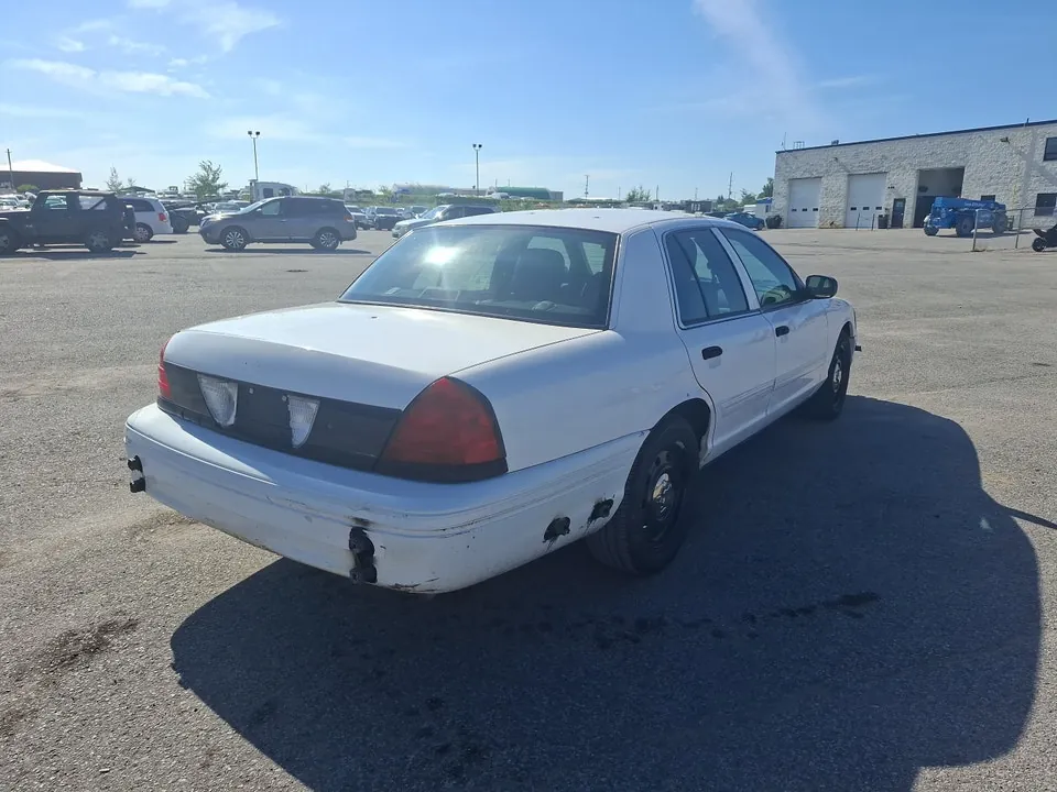 Ford Crown Victoria 2011 photo 5