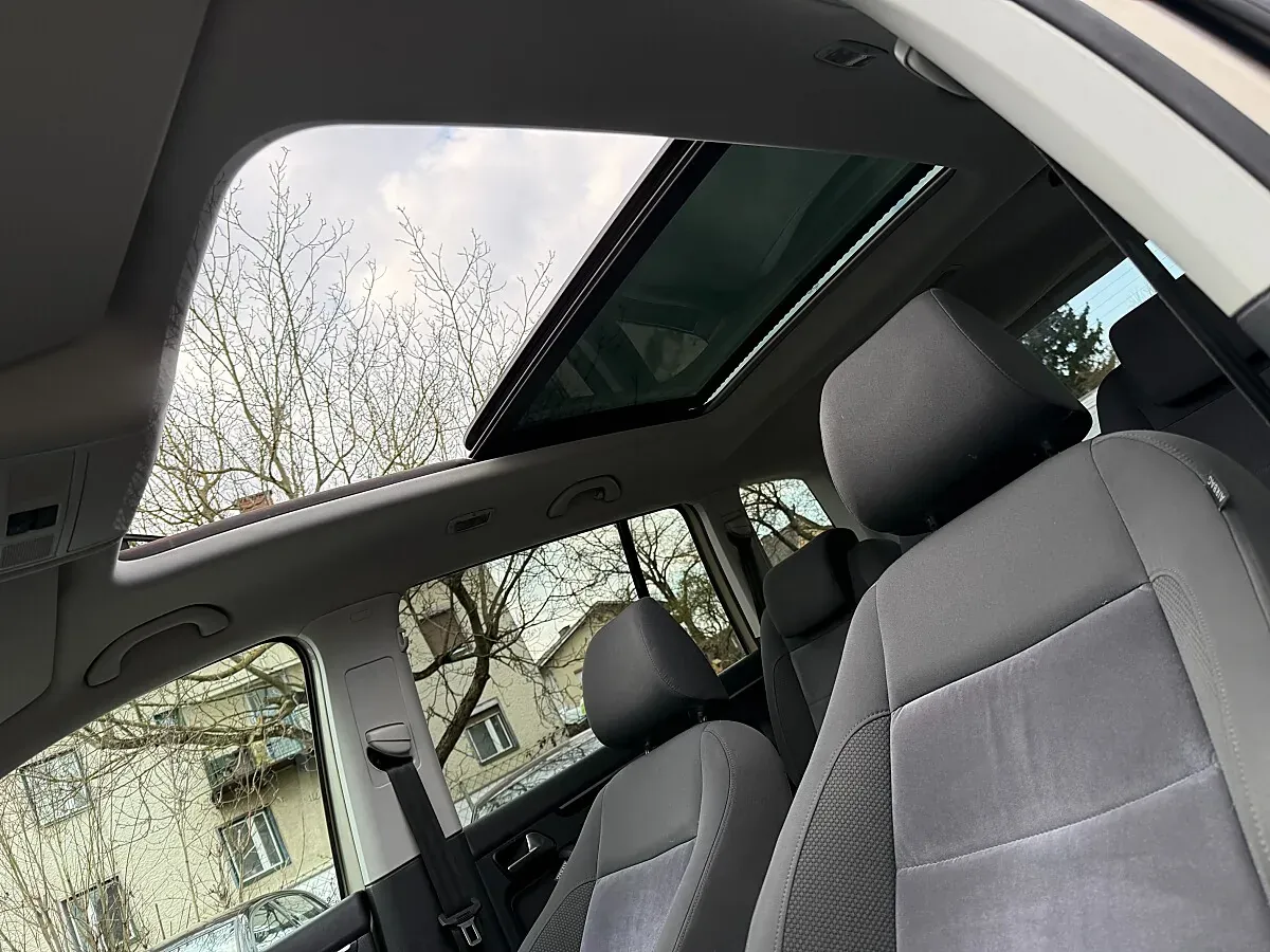 Volkswagen Touran 2011 photo 5