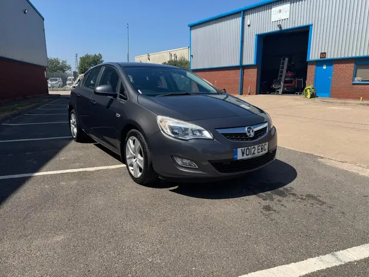 Vauxhall Astra 2012 photo 5