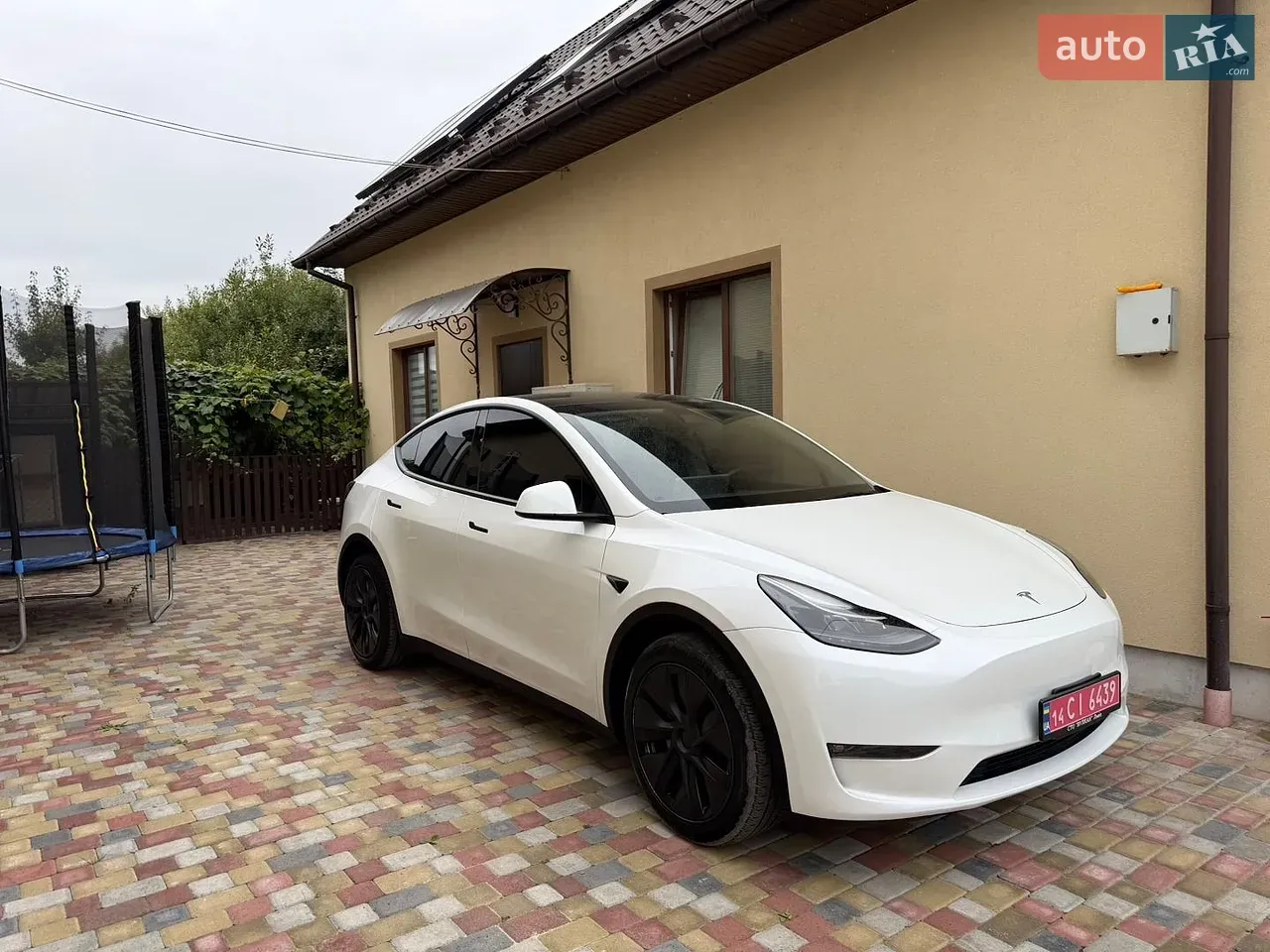 Tesla Model Y 2025 photo 2