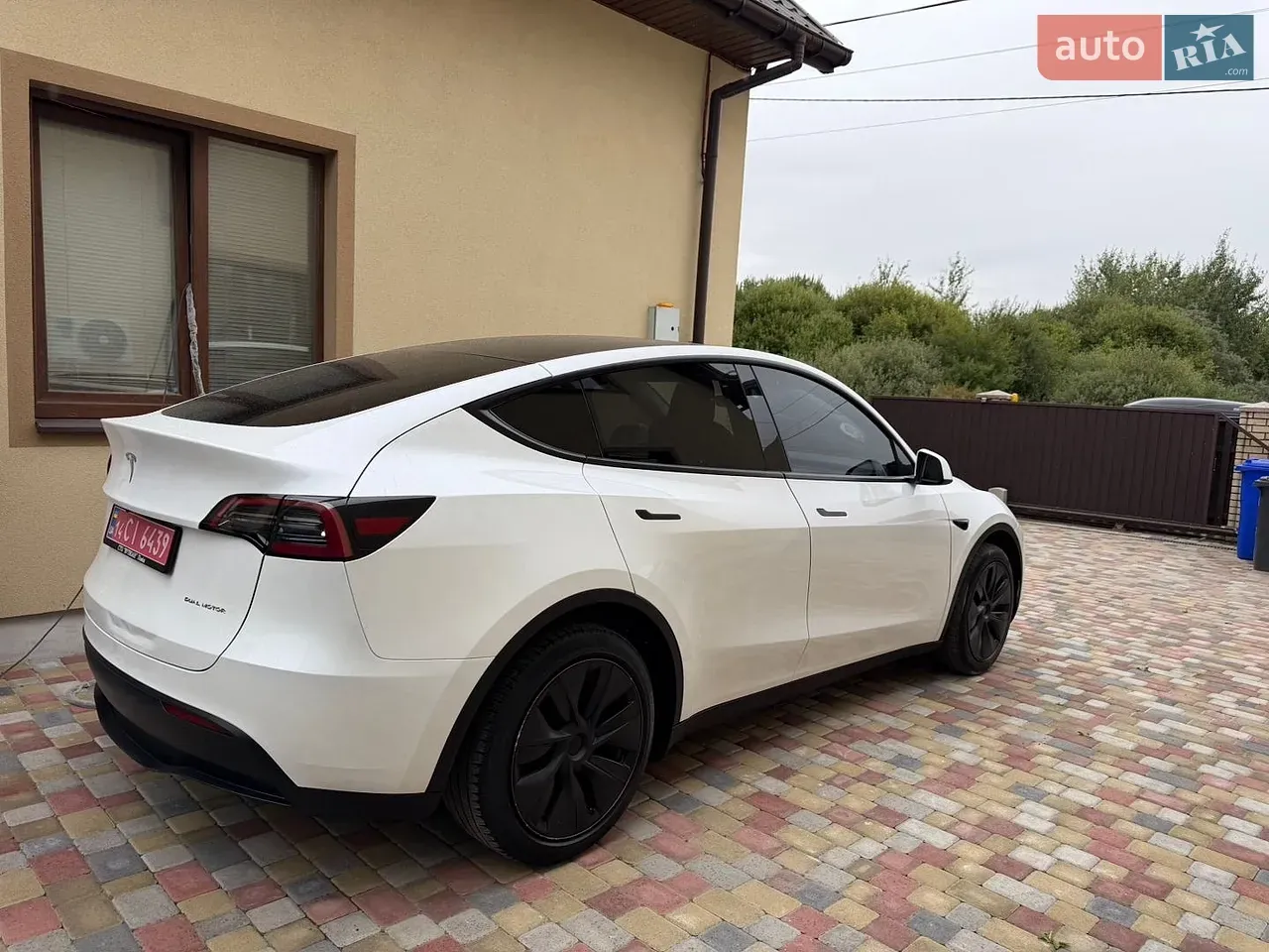 Tesla Model Y 2025 photo 4