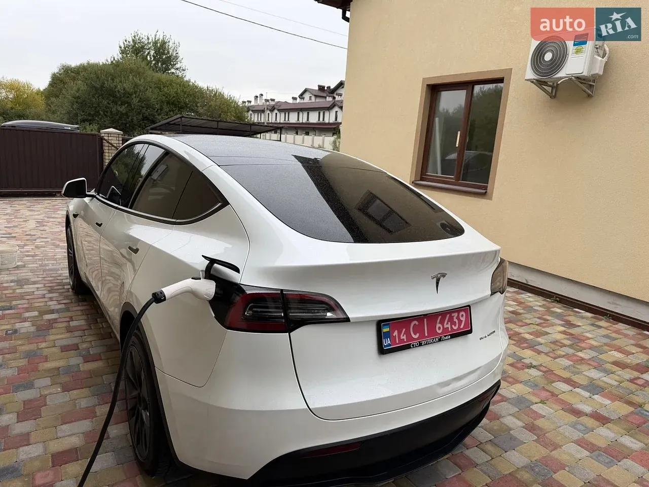Tesla Model Y 2025 photo 5