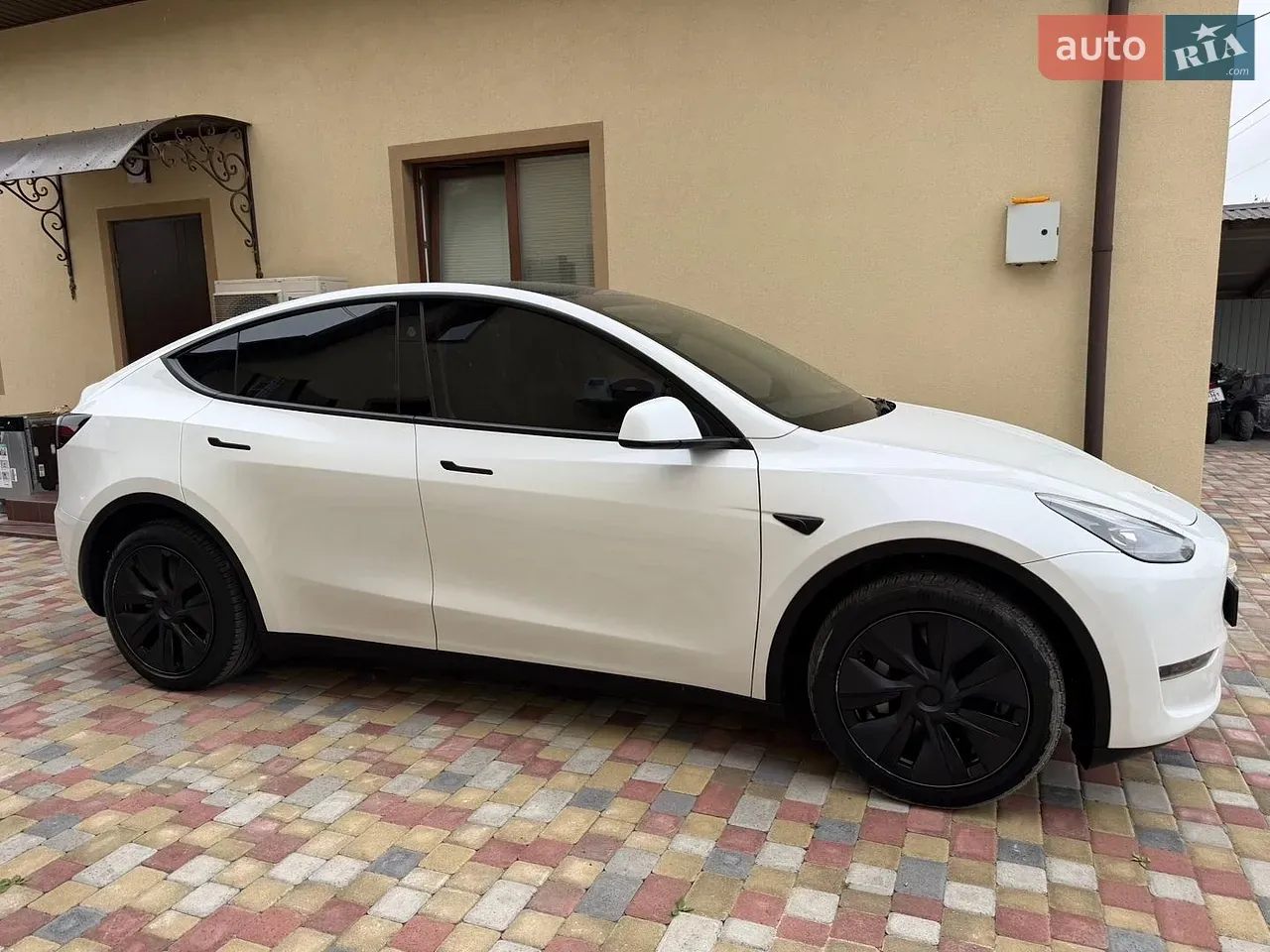 Tesla Model Y 2025 photo 3
