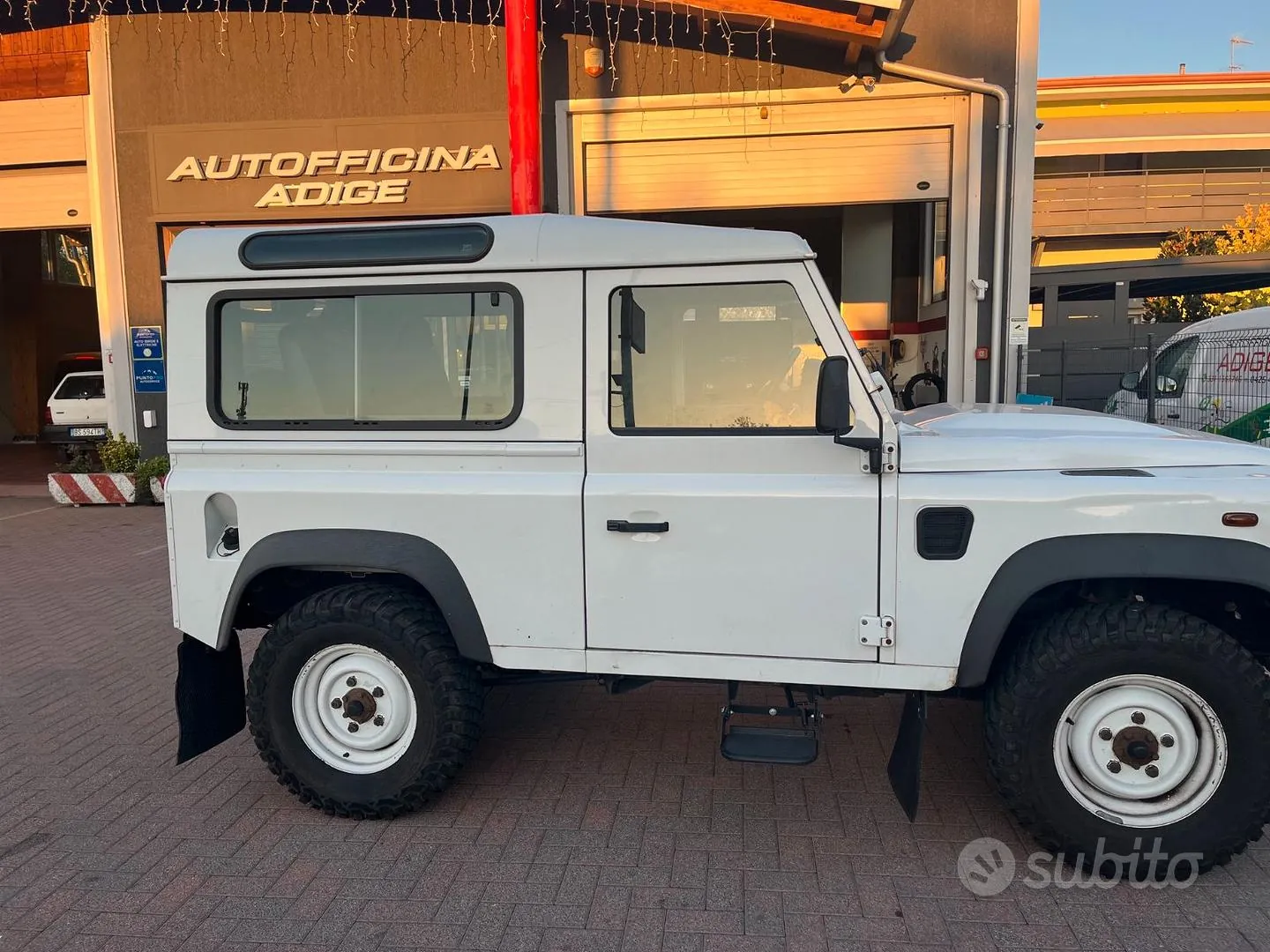 Land Rover Defender 2014 photo 2
