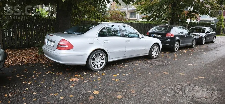 Mercedes-Benz E320 2002 photo 2