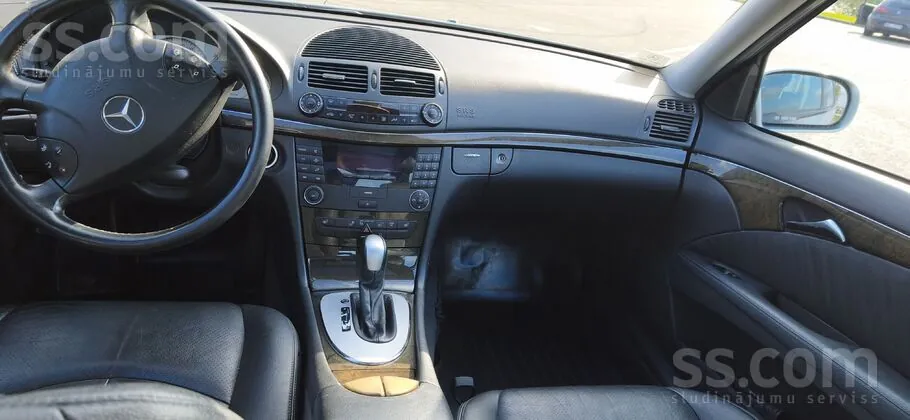 Mercedes-Benz E320 2002 photo 5