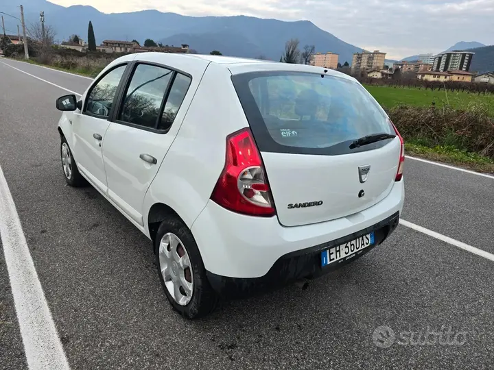 Dacia Sandero 2011 photo 4