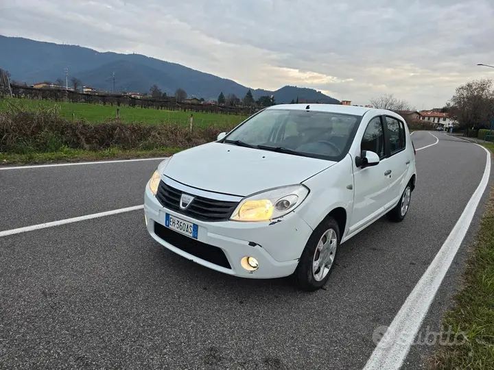 Dacia Sandero 2011 photo 2